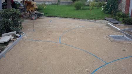 traçage des emplacements des pavés sur le fond de forme en grave ciment compactée